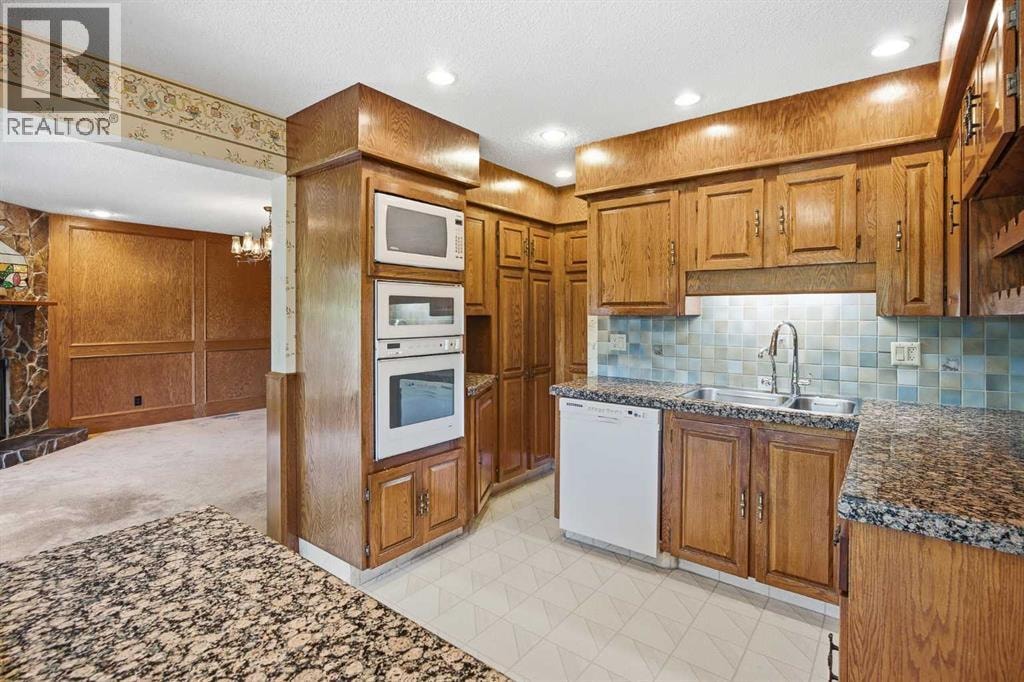 168 Edgehill Close NW — photo 10