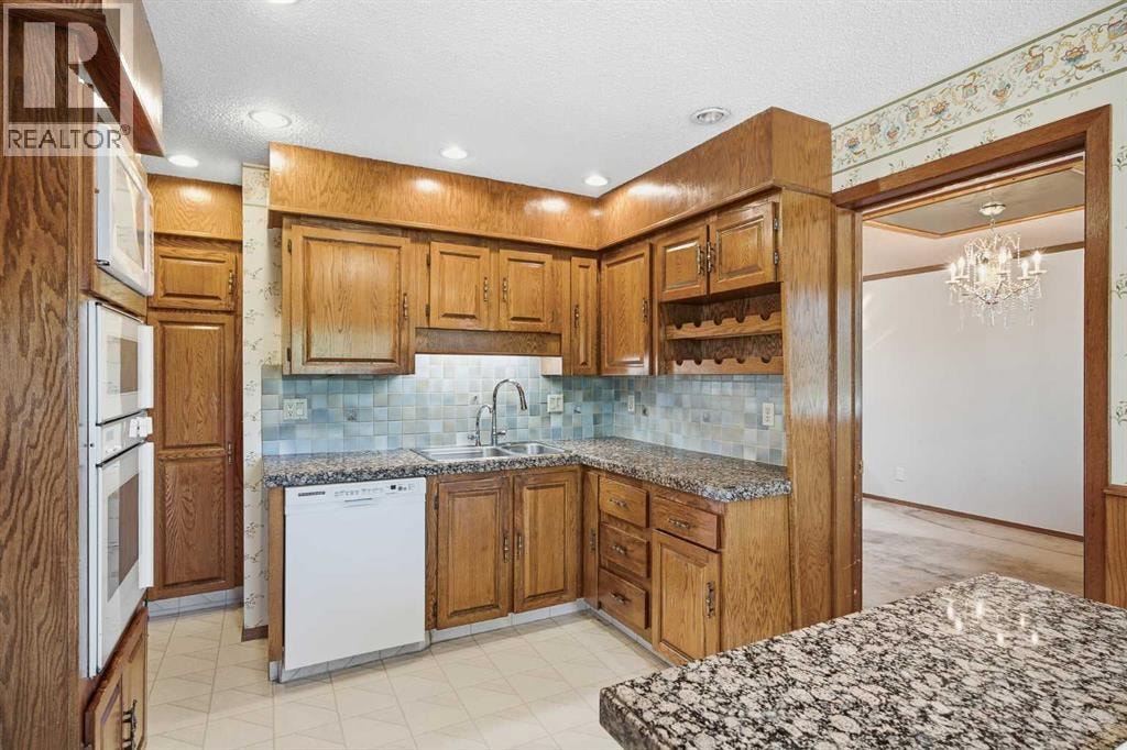 168 Edgehill Close NW — photo 9