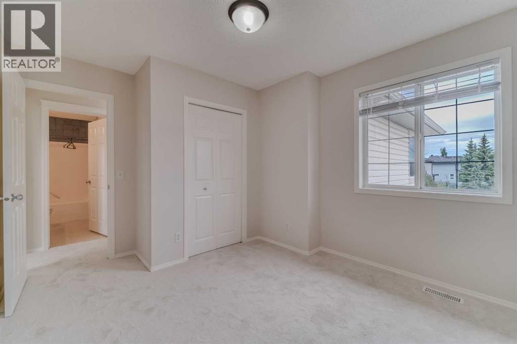 130 Somerglen Way SW — photo 33