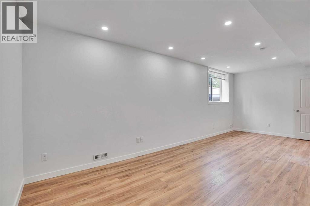 19 Royal Oak Plaza NW — photo 42