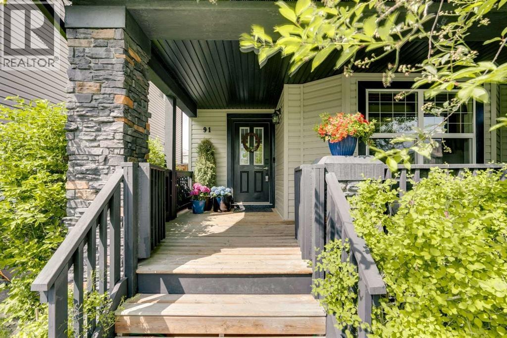 91 Panora Square NW — photo 2