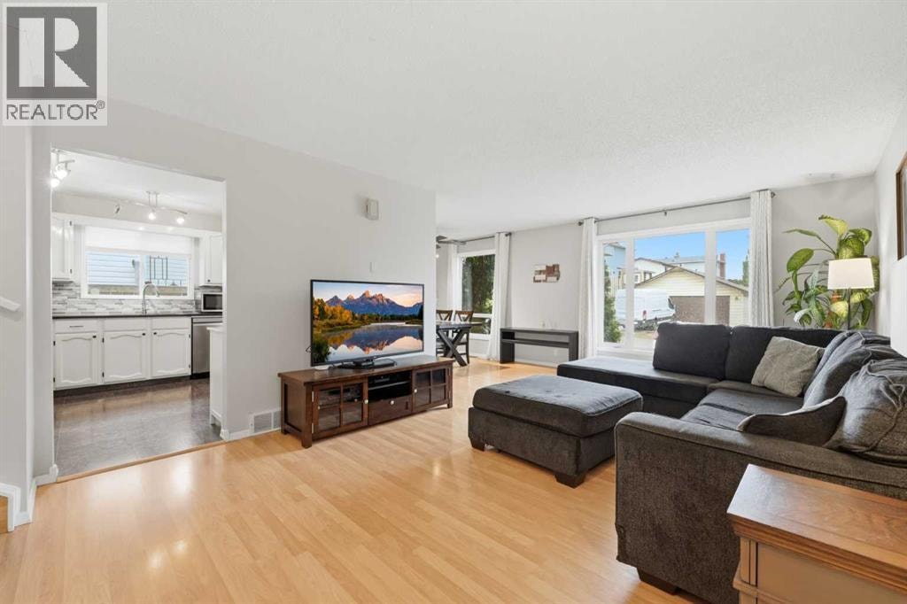 32 Beddington Rise NE — photo 2