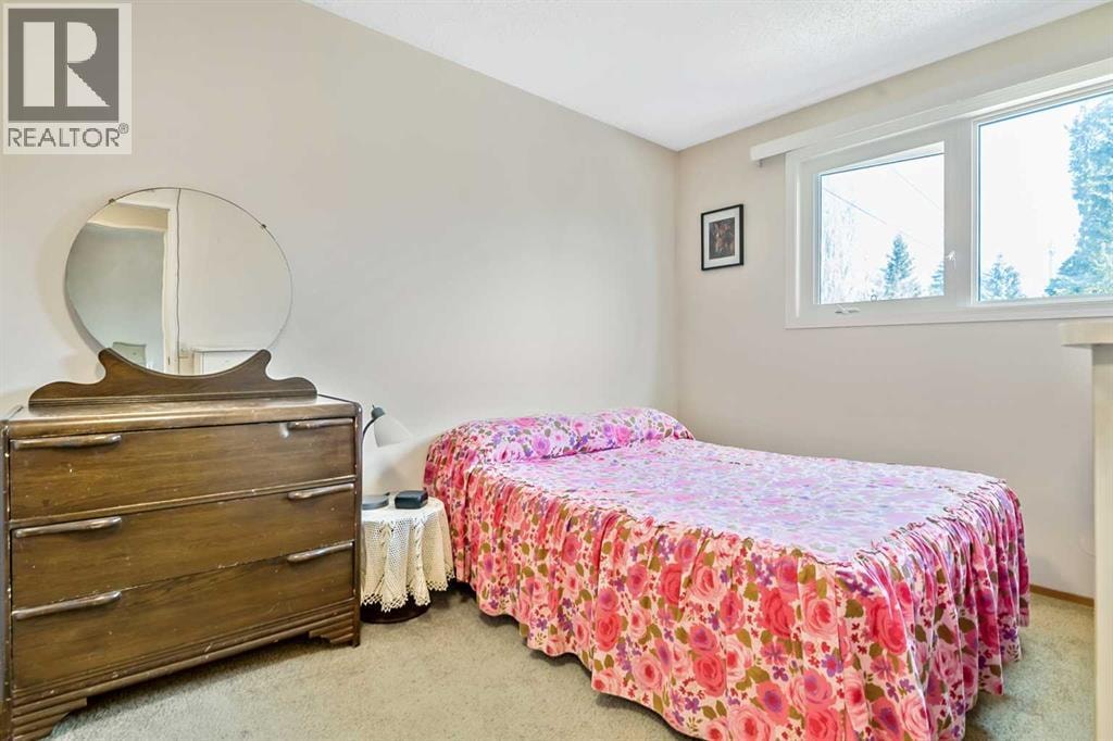 323 Woodvale Crescent SW — photo 15