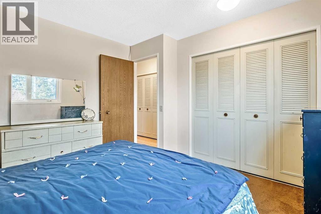 323 Woodvale Crescent SW — photo 14