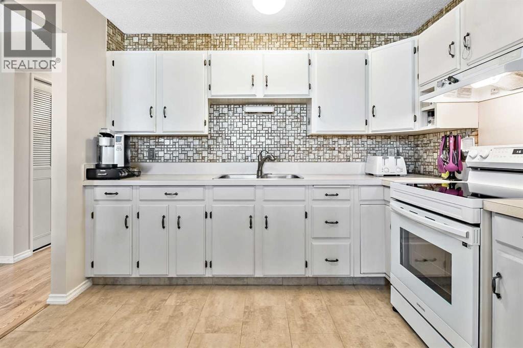 323 Woodvale Crescent SW — photo 9