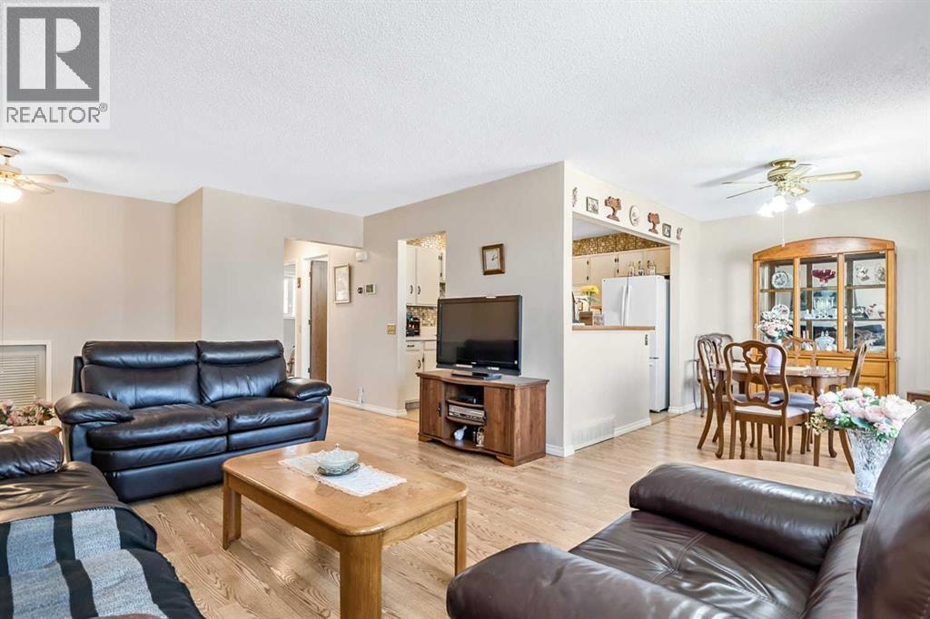 323 Woodvale Crescent SW — photo 5
