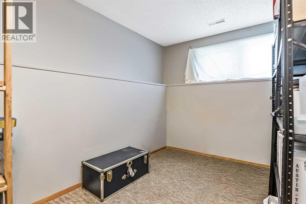 323 Woodvale Crescent SW — photo 22