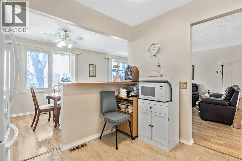323 Woodvale Crescent SW — photo 12