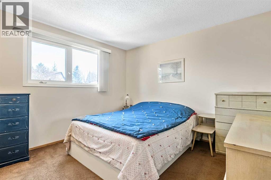323 Woodvale Crescent SW — photo 13