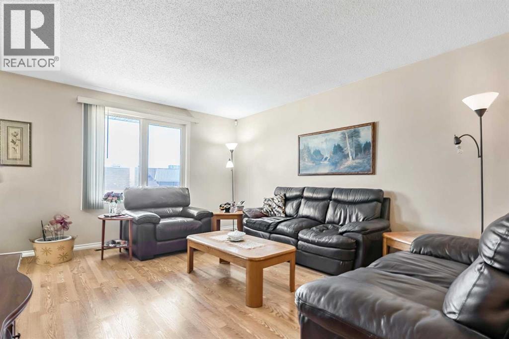 323 Woodvale Crescent SW — photo 3