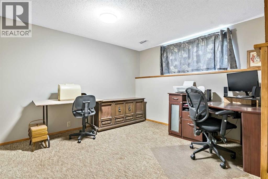 323 Woodvale Crescent SW — photo 18