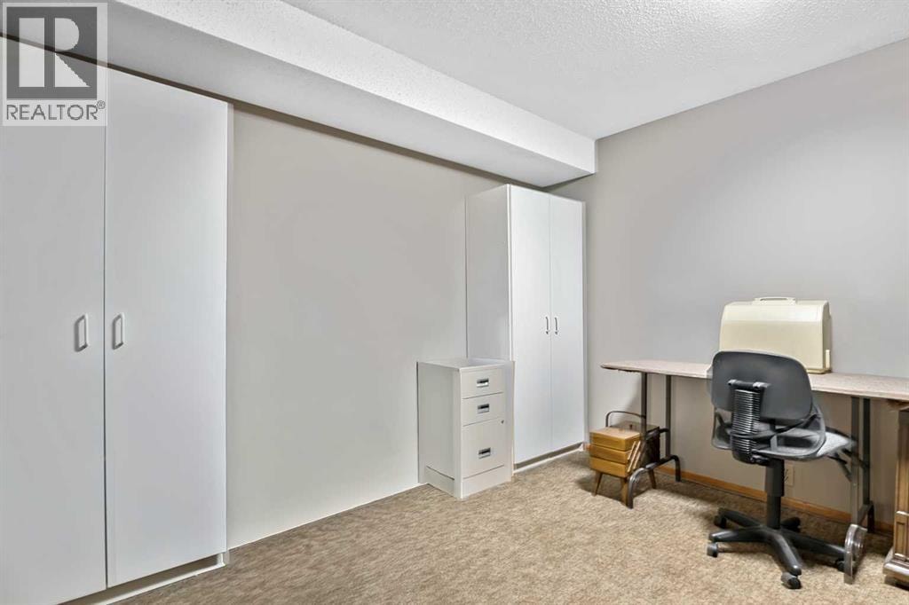 323 Woodvale Crescent SW — photo 19