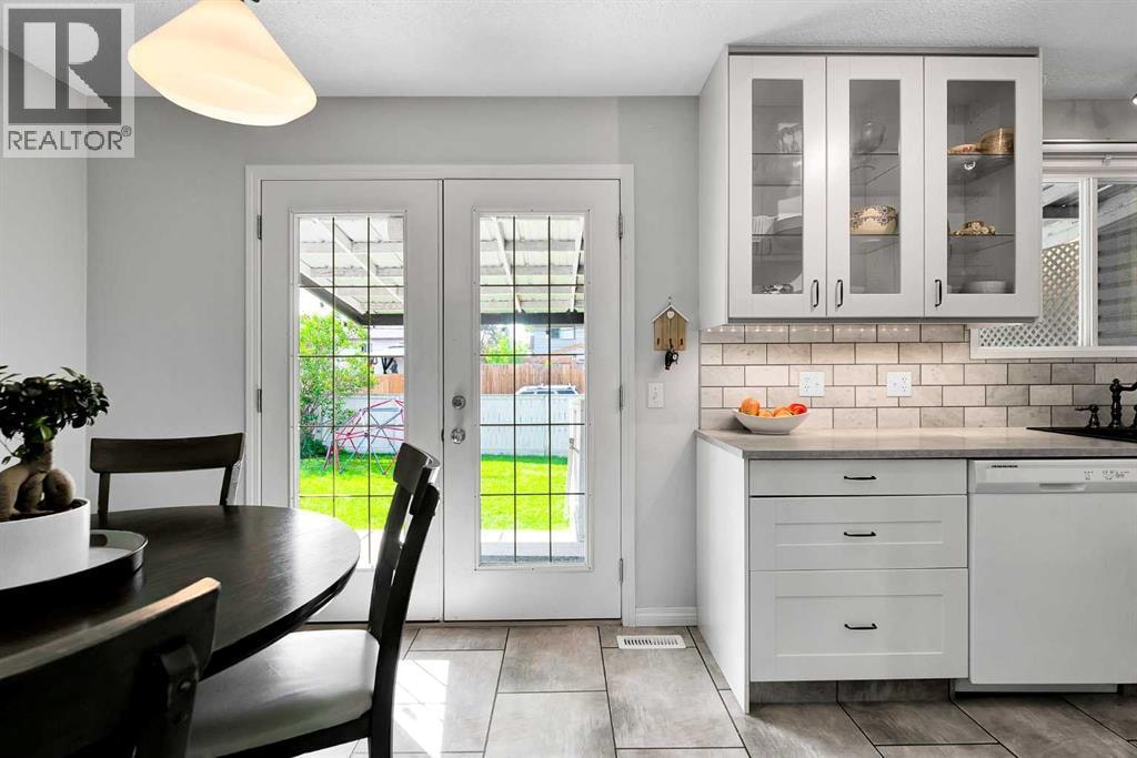 19 Templeton Bay NE — photo 11