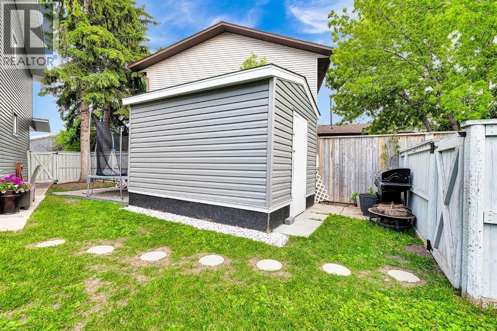 19 Templeton Bay NE — photo 40