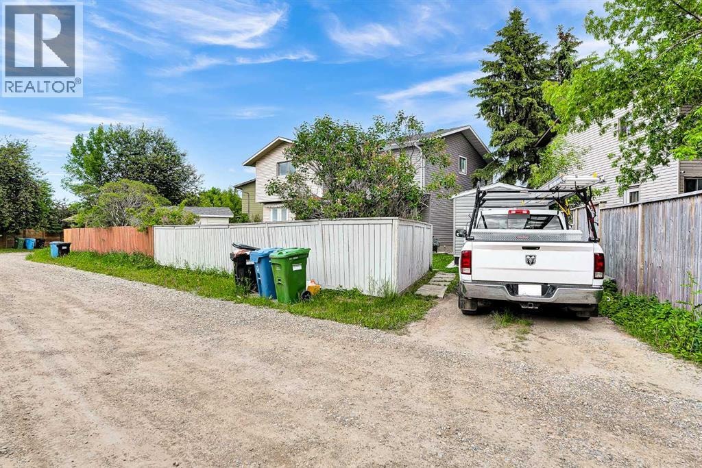19 Templeton Bay NE — photo 43