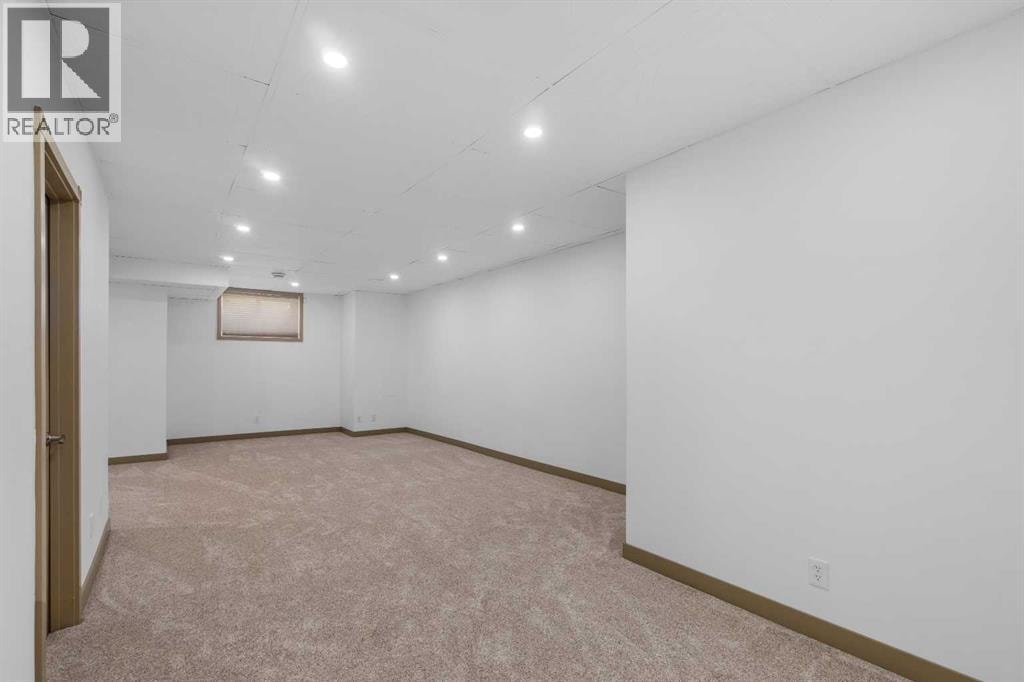409 19 Avenue NE — photo 31