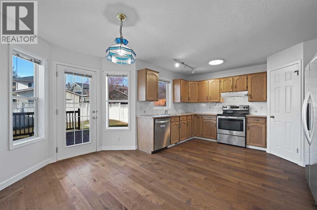182 Coventry Close NE — photo 11