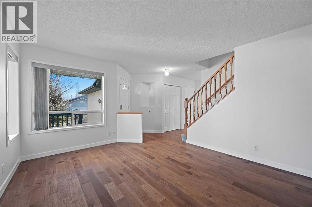 182 Coventry Close NE — photo 4