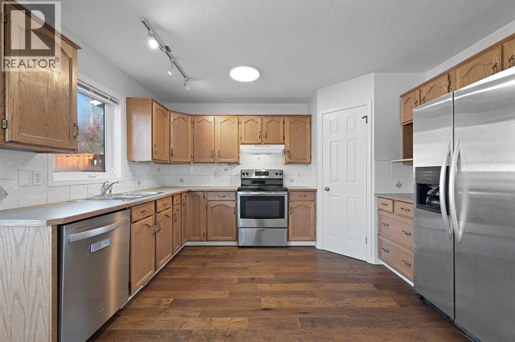 182 Coventry Close NE — photo 10