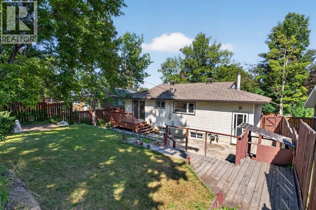 36 Hazelwood Crescent SW — photo 2
