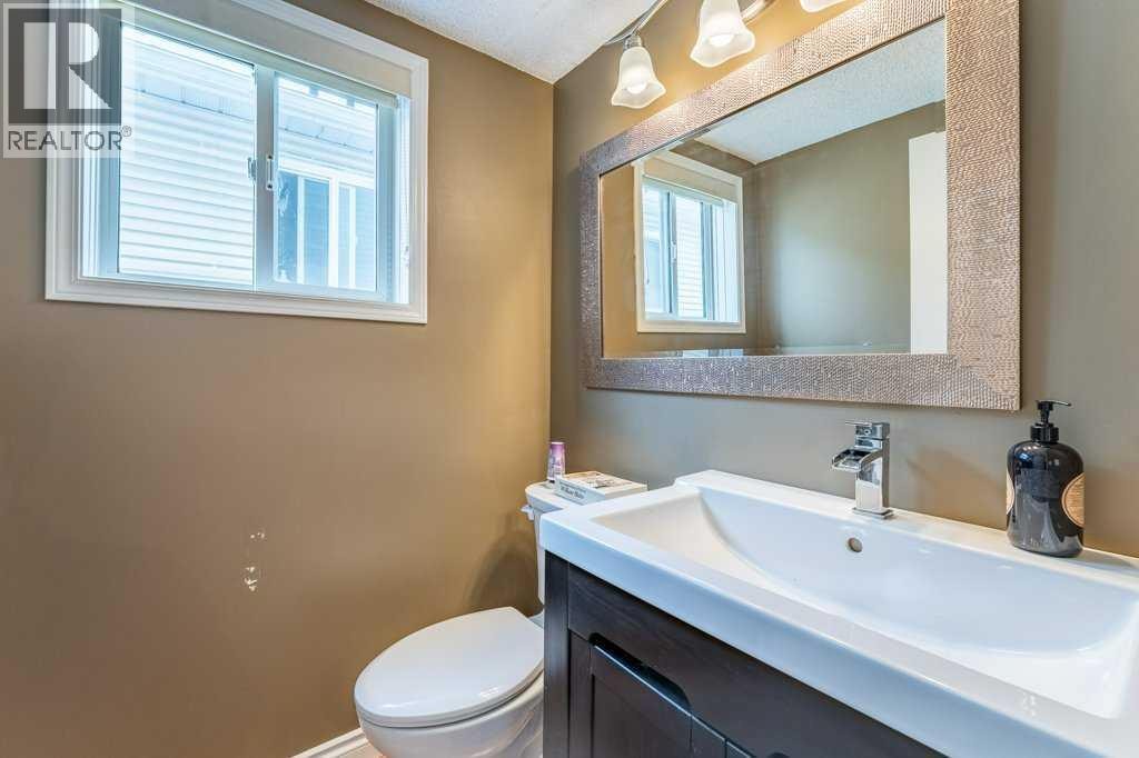 250 Mt Lorette Close SE — photo 13