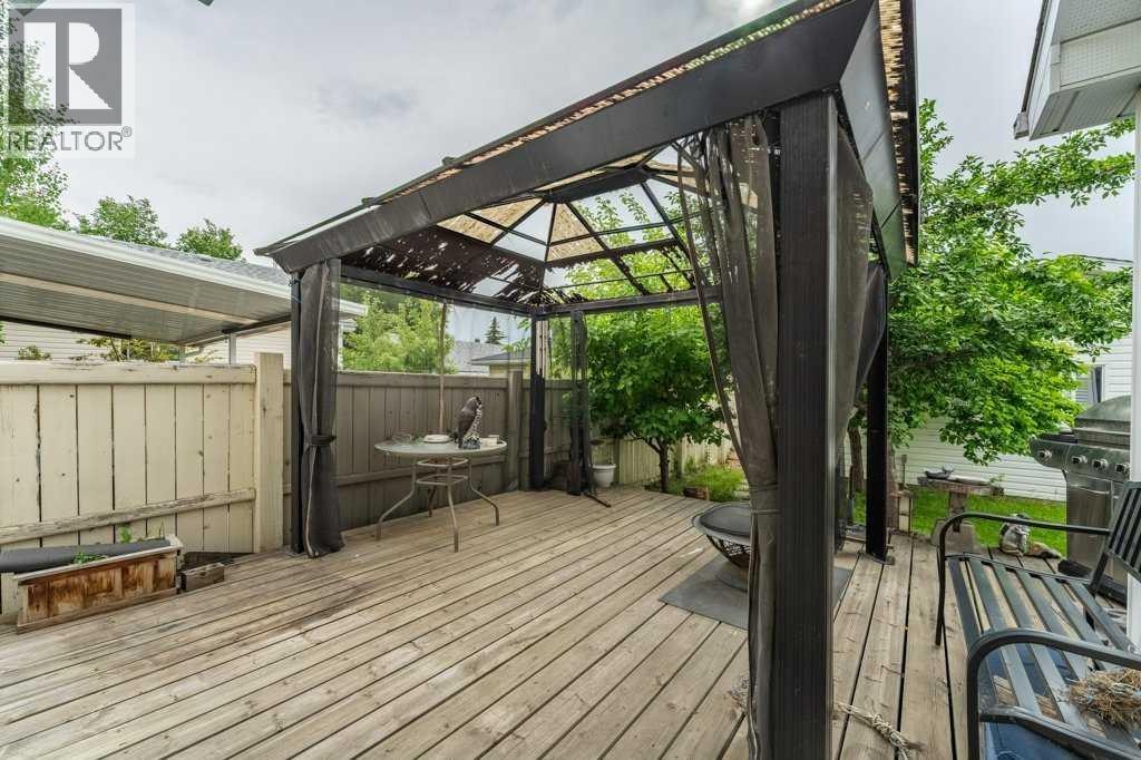 250 Mt Lorette Close SE — photo 28