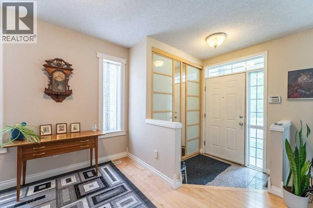 250 Mt Lorette Close SE — photo 2