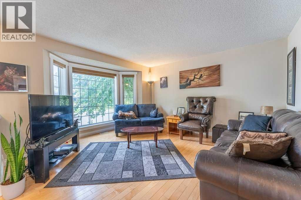 250 Mt Lorette Close SE — photo 3