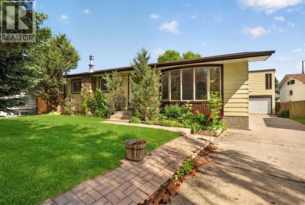 135 Huntcroft Way NE