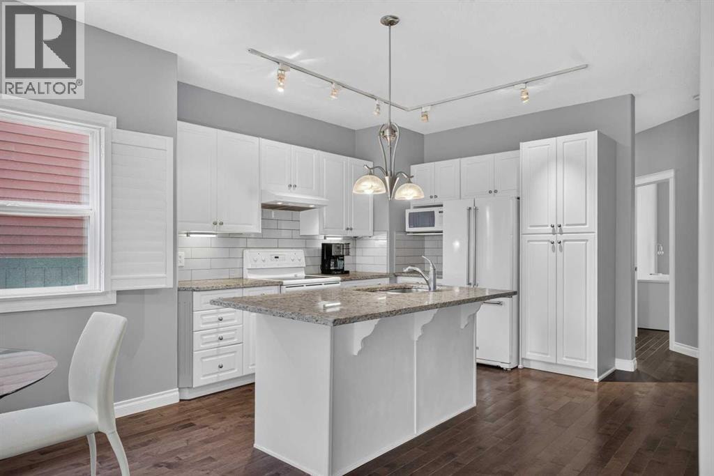 631 51 Avenue SW — photo 3