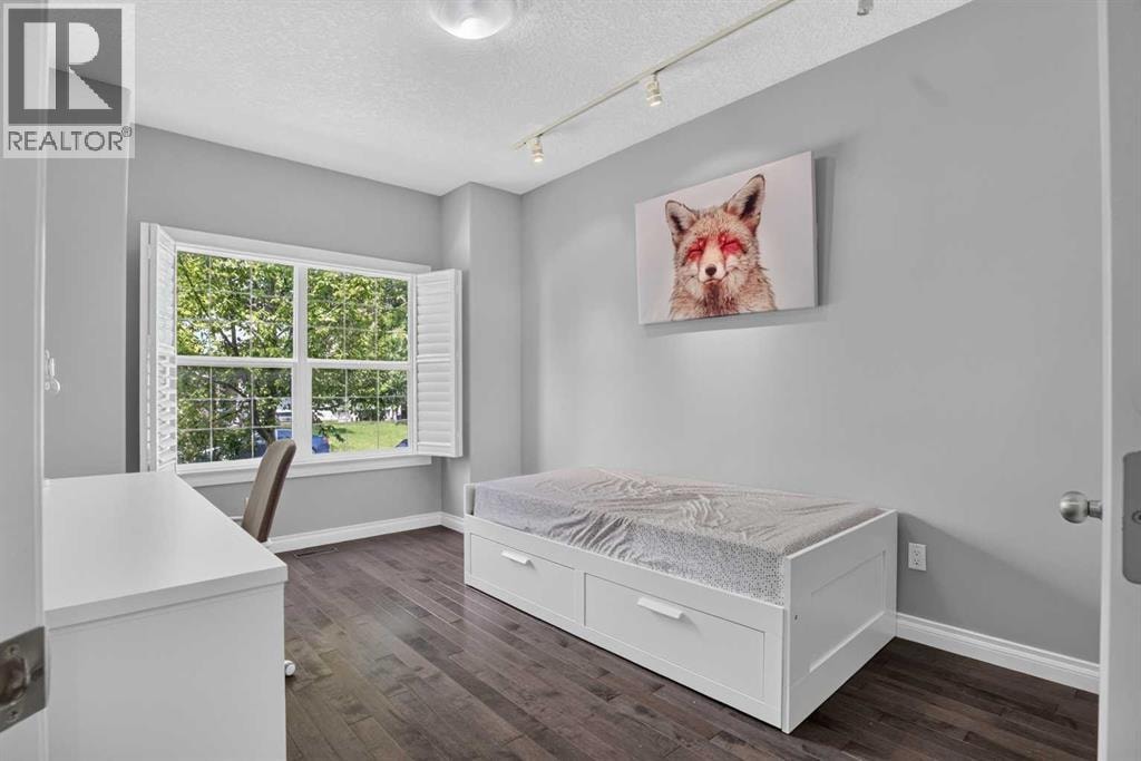 631 51 Avenue SW — photo 13