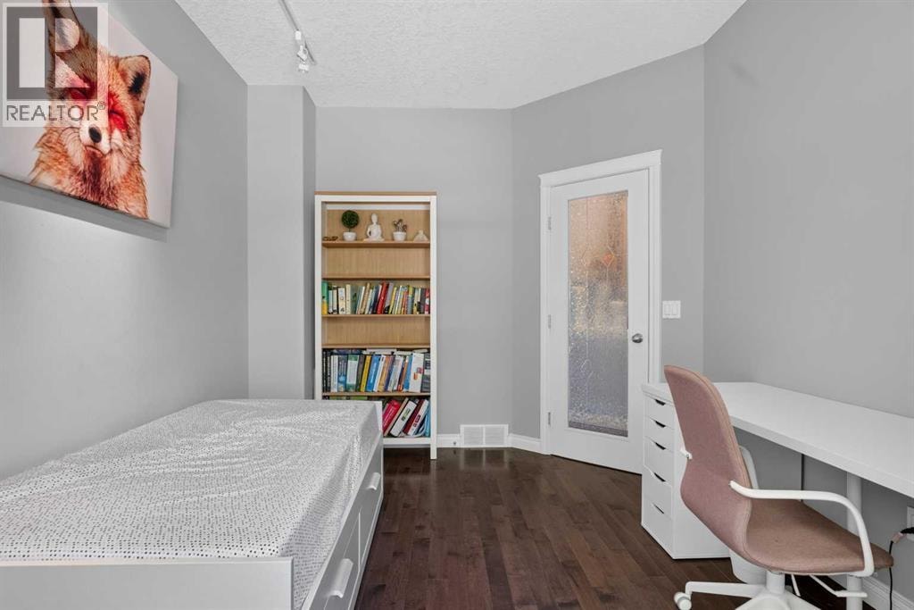 631 51 Avenue SW — photo 14