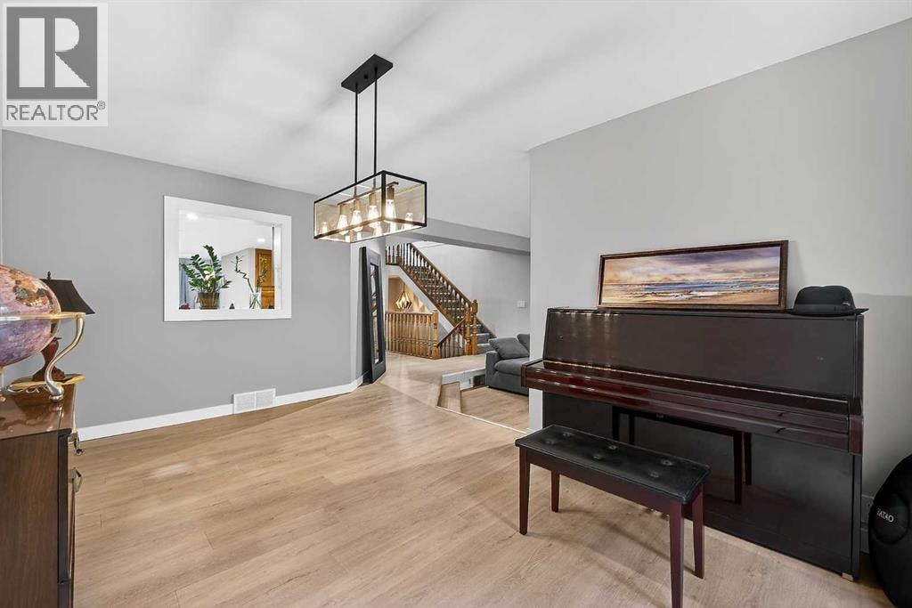 4, 448 Strathcona Drive SW — photo 15