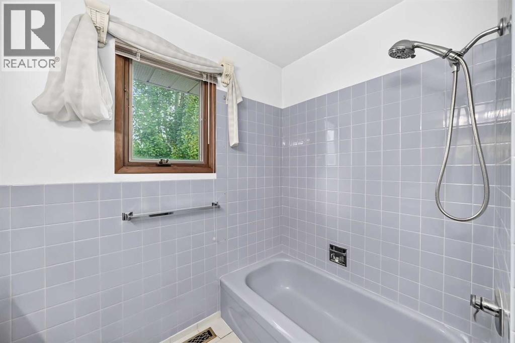 3407 50 Street NW — photo 32
