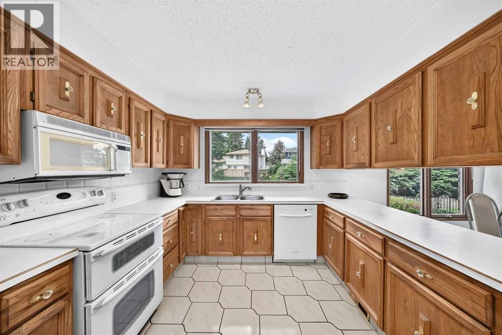 3407 50 Street NW — photo 5