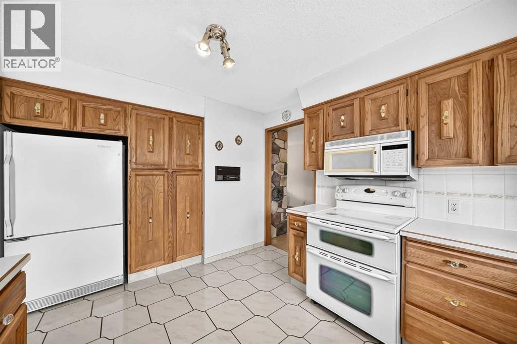 3407 50 Street NW — photo 8