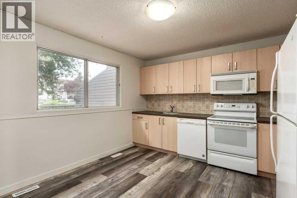 445 40 Street NE — photo 9
