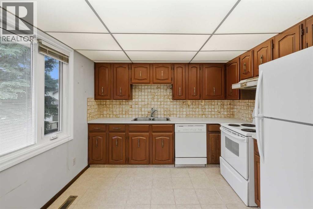 27 Woodgreen Place SW — photo 10