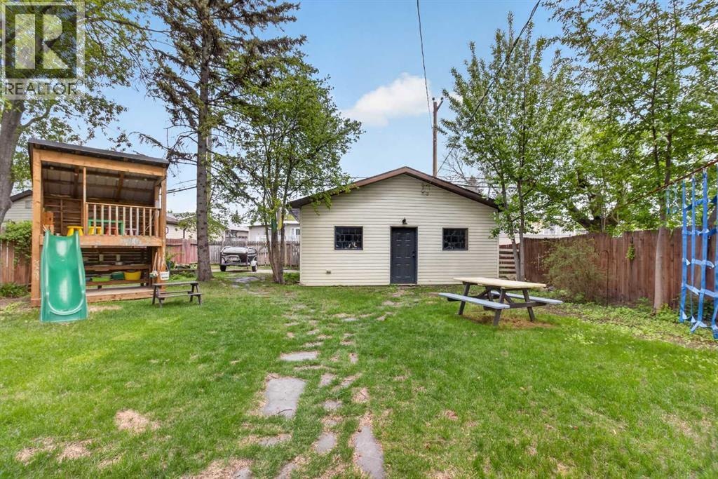 6132 33 Avenue NW — photo 34