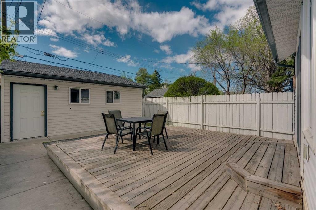 229 22 Avenue NE — photo 23