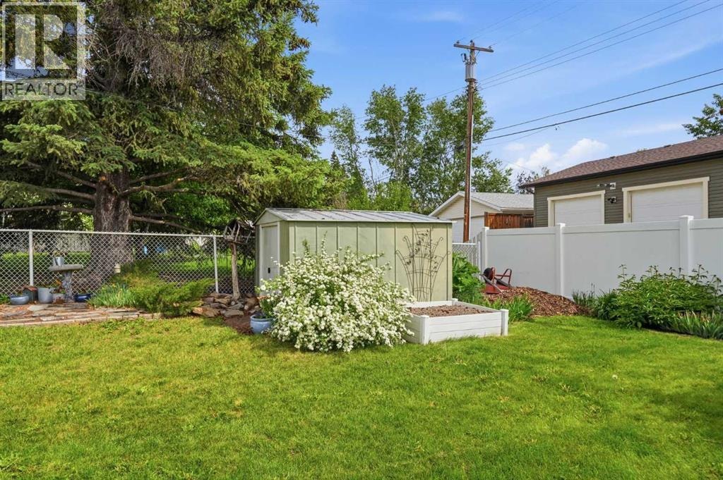 652 12 Avenue — photo 42