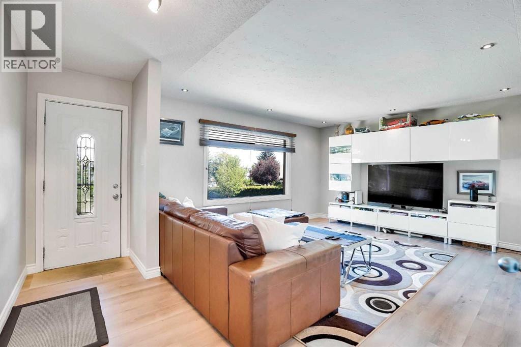 52 Harrow Crescent SW — photo 4