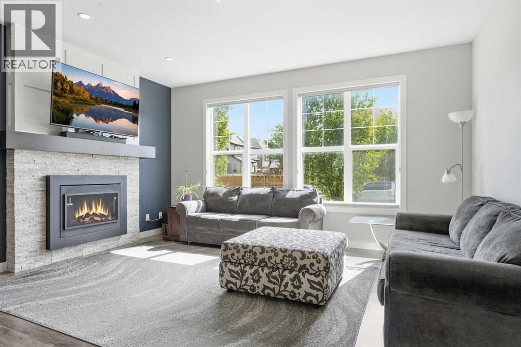 237 Mahogany Parade SE — photo 2