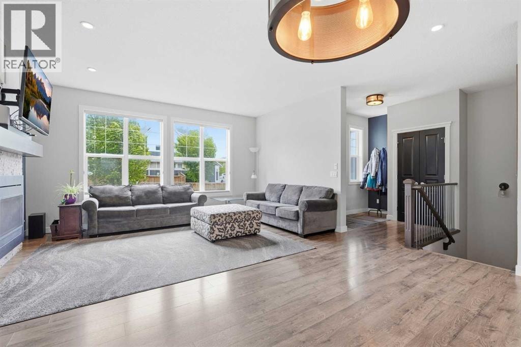 237 Mahogany Parade SE — photo 3