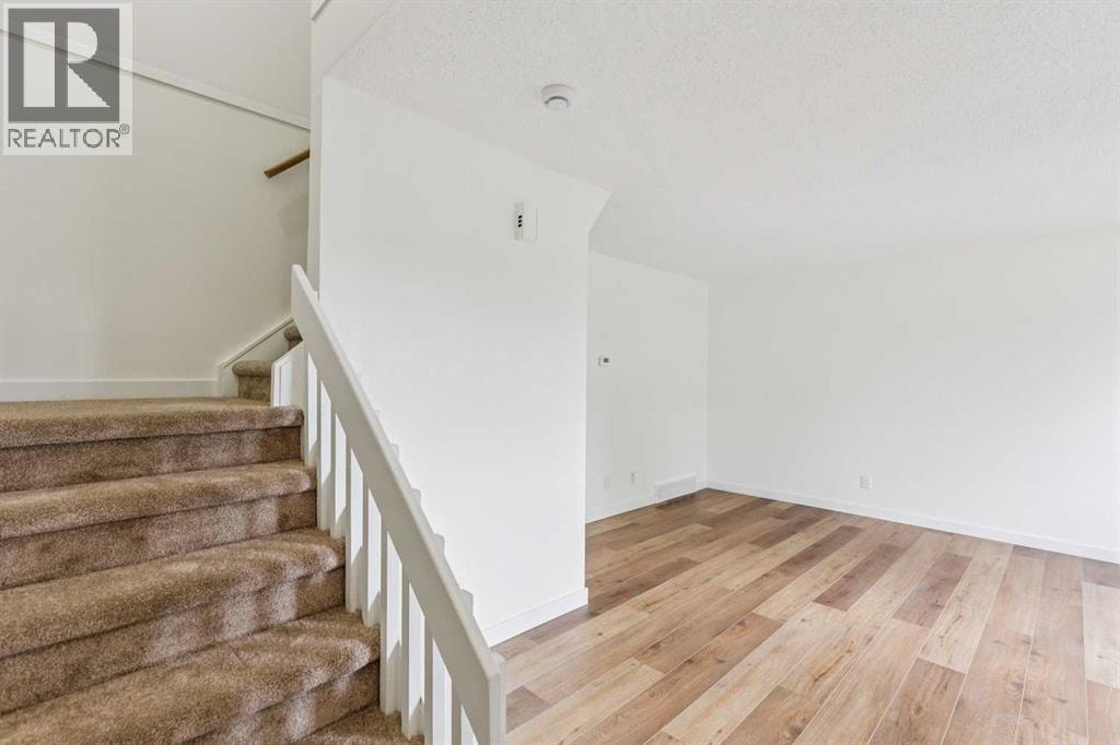 32 Castleglen Way NE — photo 3