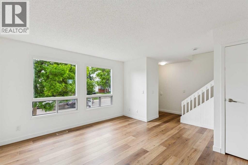 32 Castleglen Way NE — photo 2