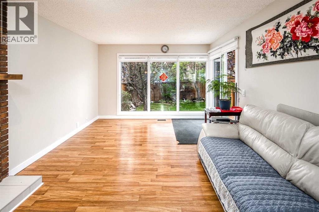 180 Woodglen Way SW — photo 9
