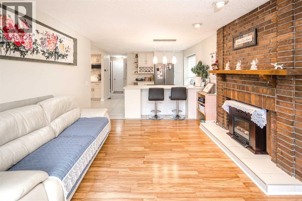 180 Woodglen Way SW — photo 10