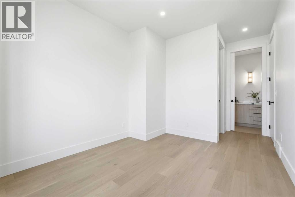 510 54 Avenue SW — photo 31