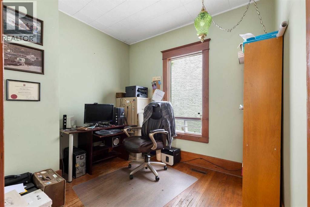 508 10 Avenue NE — photo 9